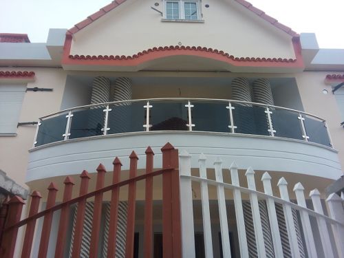 Fenêtres et garde-corps pour balcon d'une belle villa